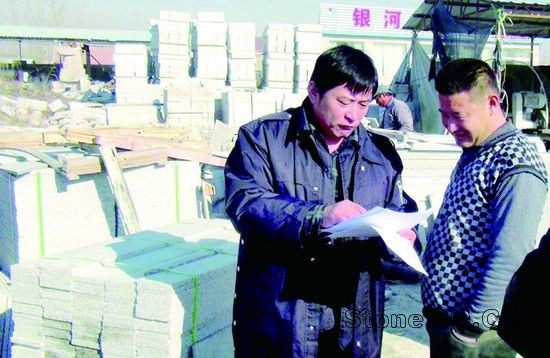 東港區集中拆遷陳疃鎮222省道路段旁的石材企業,規劃發展綠色產業,實現經濟發展與環境保護的雙贏