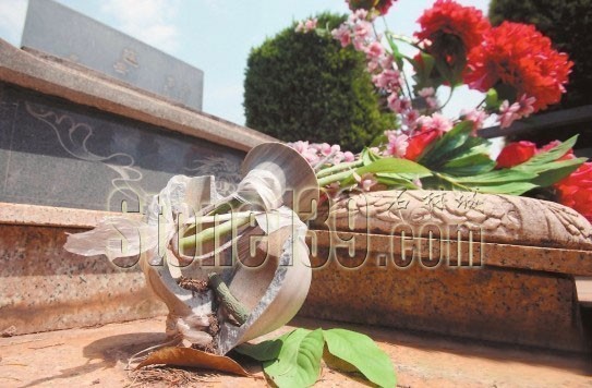 【云南】墓區大理石花瓶碎裂或因天氣多變