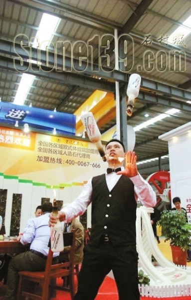 花式調(diào)酒表演驚艷現(xiàn)場。