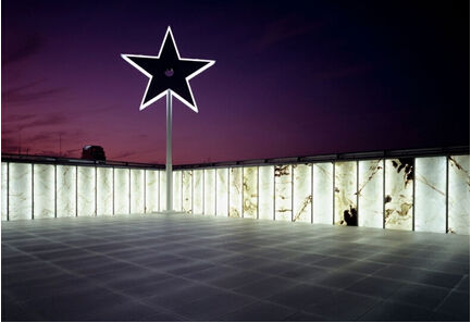 長久以來，鋼筋森林生硬的灰白色調(diào)，冷硬的水泥瓷磚，已經(jīng)讓人們感到厭倦。高端別墅中千篇一律的假山和松木、酒店客廳金碧輝煌的瓷磚則略顯低端。講求生活品味的人士紛紛尋找更有文化底蘊(yùn)的建筑材料，并將目光投向東方的建筑美學(xué)傳統(tǒng)。中國的青磚、白墻、黑瓦充滿禪意美，日本的原木建筑則不失簡約美，而近幾年，同樣有著深厚文化傳統(tǒng)的玉石也逐漸走俏，成為建筑市場的寵兒。