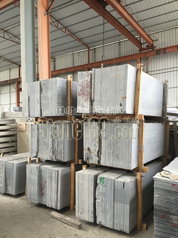 金福石材嚴(yán)格把好質(zhì)量關(guān)生產(chǎn)經(jīng)營芝麻黑G654墓碑石、路沿石