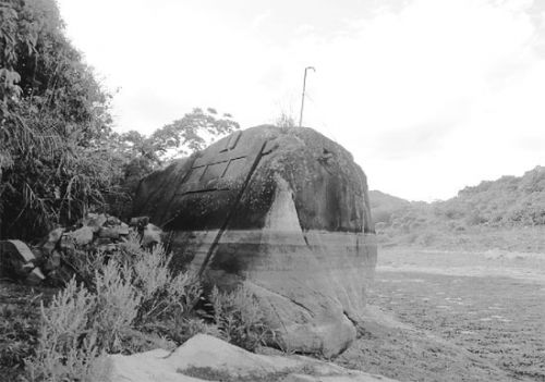 福建漳浦縣發現的古牌坊上有浮雕圖案