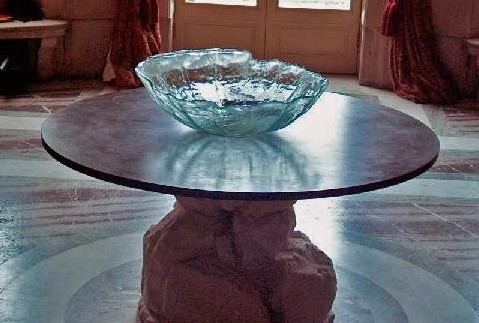 用石材做臺面板,不管是在國內還是在國外都非常流行,石材臺面 板不僅美觀而且實用。本文主要展示幾款石材桌面設計。
桌子由石材和木材做成,石材臺面板比木材臺面板更實用,不容易形成杯子或其它器物的壓痕。相關品種推薦:黃金天龍
這張桌子完全由天然石材做成,桌腳是石材的雕刻工藝,如同象腳或是鷹爪。相關品種介紹:絲綢之路、魚肚白、雪花白
桌子臺面板近景特寫 石材的紋理變化如同微風拂過的水面 擊擊層層漪漣 相關品種推薦:海紋玉
桌子臺面板 這個設計的獨特之處在于充分利用石材的透光性 相關品種推薦:黃玉石
此桌子設計的獨特之處在于巖石桌底和圓型桌面 桌面的圓形和地面水刀拼花正好交相呼應 相關品種推薦:白筋紅
桌底巖石特寫