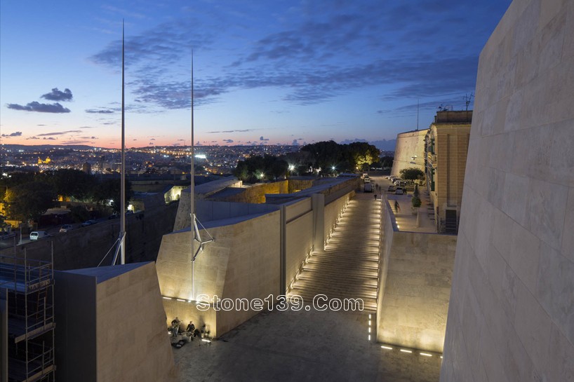 倫佐·皮亞諾設計的“城市之門”項目接近收尾:鏤空石材立面吸睛 倫佐·皮亞諾設計的“城市之門”項目接近收尾:鏤空石材立面吸睛