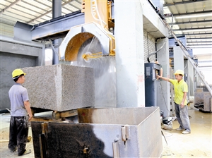 岑溪市糯垌鎮三興石材加工區開云石業公司車間