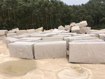 漳浦霞紅花崗巖荒料堆場