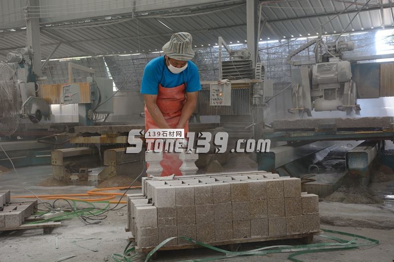 恒毅輝杰石材主營花崗巖欄桿、圓球、仿型異形等石材加工產(chǎn)品