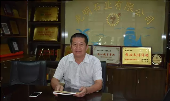 開手扶拖拉機起家的黃明經，如何成為南安石材人敬重的前輩？