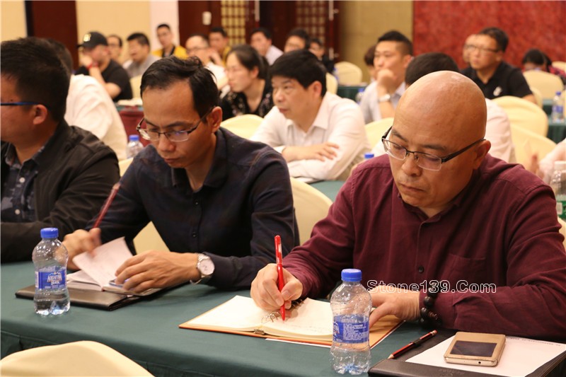  4月18日下午，石邦慈善之夜公益項目第一課《逆境突圍，企業的競爭力轉型策略》在五洲酒店3樓中會議廳如約開講。