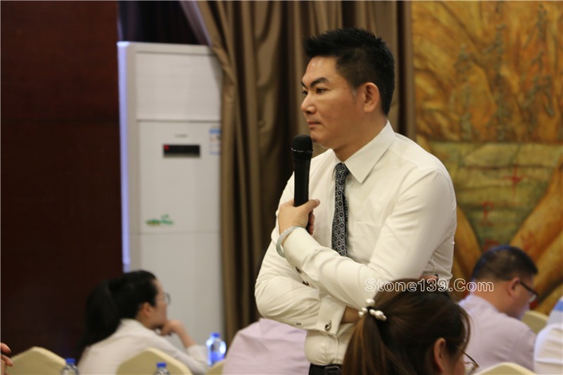  4月18日下午，石邦慈善之夜公益項目第一課《逆境突圍，企業的競爭力轉型策略》在五洲酒店3樓中會議廳如約開講。