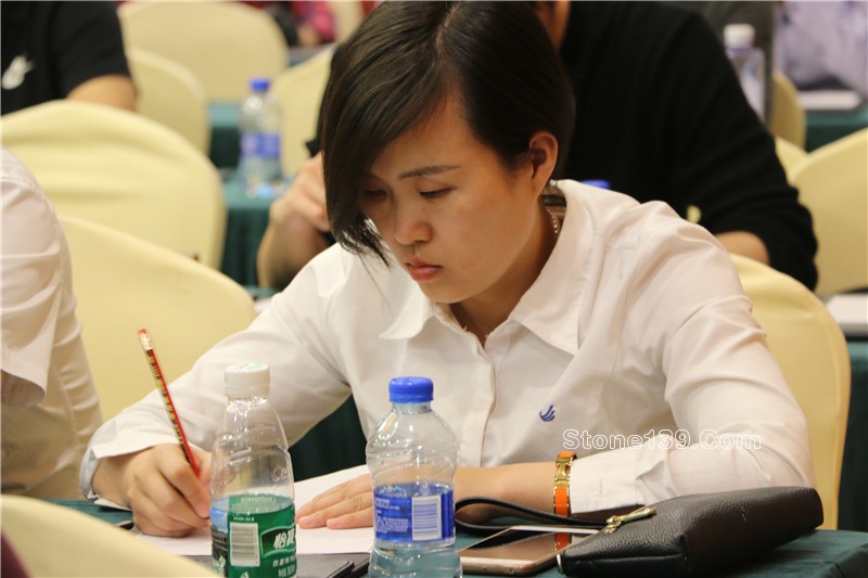  4月18日下午，石邦慈善之夜公益項目第一課《逆境突圍，企業的競爭力轉型策略》在五洲酒店3樓中會議廳如約開講。