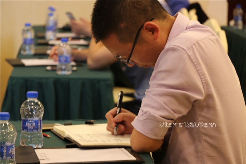  4月18日下午，石邦慈善之夜公益項目第一課《逆境突圍，企業的競爭力轉型策略》在五洲酒店3樓中會議廳如約開講。