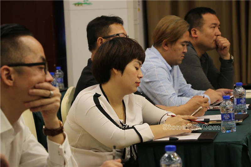  4月18日下午，石邦慈善之夜公益項目第一課《逆境突圍，企業的競爭力轉型策略》在五洲酒店3樓中會議廳如約開講。