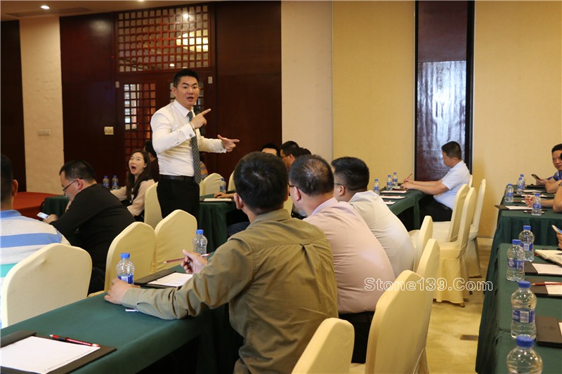  4月18日下午，石邦慈善之夜公益項目第一課《逆境突圍，企業的競爭力轉型策略》在五洲酒店3樓中會議廳如約開講。