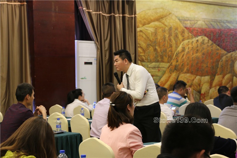  4月18日下午，石邦慈善之夜公益項目第一課《逆境突圍，企業的競爭力轉型策略》在五洲酒店3樓中會議廳如約開講。