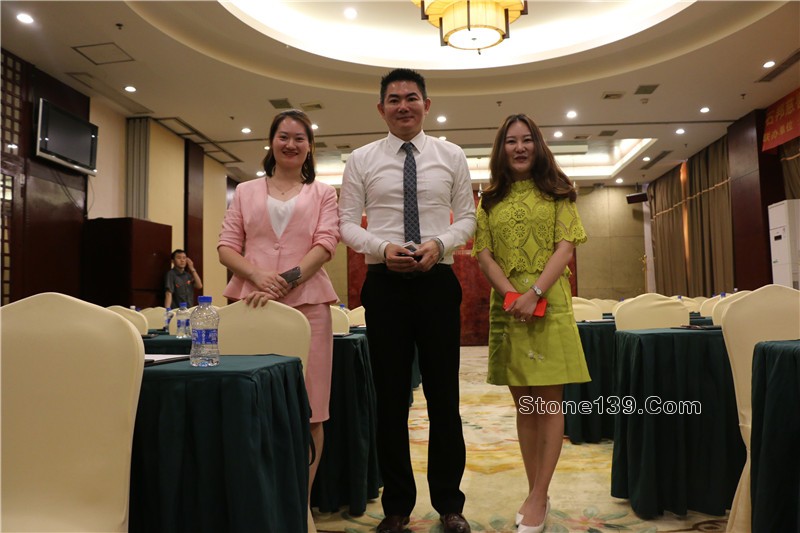  4月18日下午，石邦慈善之夜公益項目第一課《逆境突圍，企業的競爭力轉型策略》在五洲酒店3樓中會議廳如約開講。