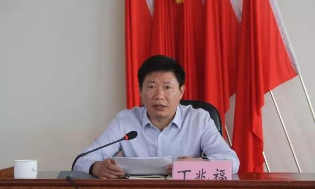 山東五蓮縣召開石材加工企業規范提升暨花崗石廢料處置點整改驗收工作推進會 山東五蓮縣召開石材加工企業規范會議現場"