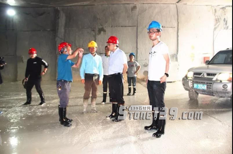 四川省寶興縣委書記深入礦山企業開展大理石礦地下開采試驗性開采項目考察調研 寶興縣領導大理石礦地下開采試驗性開采項目考察調研