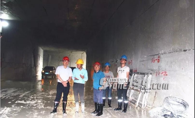 四川省寶興縣委書記深入礦山企業開展大理石礦地下開采試驗性開采項目考察調研 寶興縣領導大理石礦地下開采試驗性開采項目考察調研