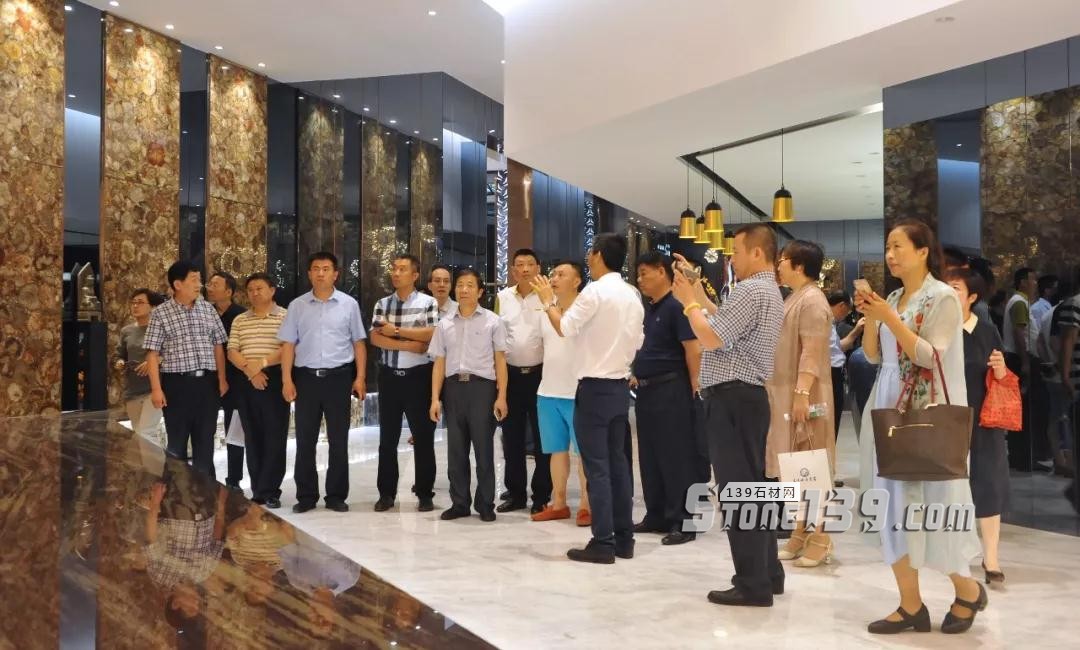 英良集團五號倉庫迎來各異地山東商會會長蒞臨參觀考察 英良集團石材五號倉庫