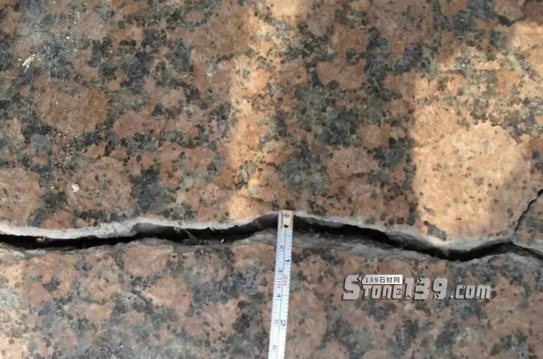 石材修復工藝| 省工又省時的石材裂縫修復技術 天然石材裂縫圖