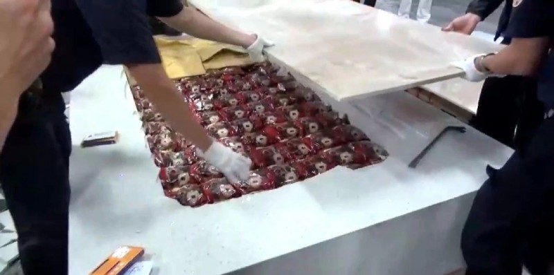 人造石（微晶石）板材挖空夾藏毒品，廈門海關破獲1.16噸毒品走私大案