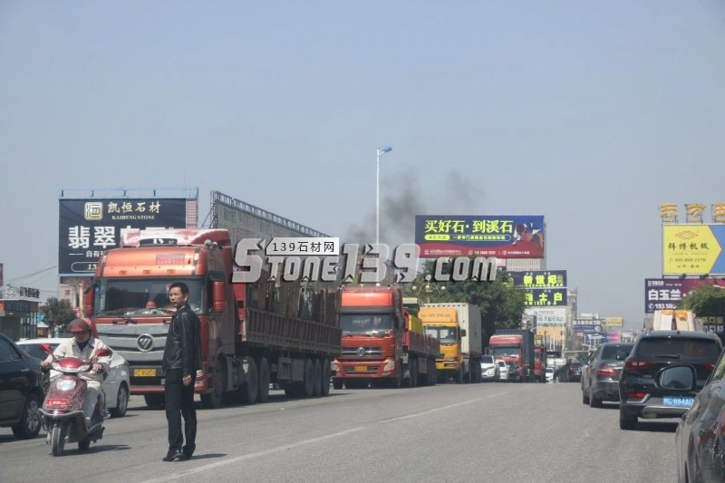 在水頭,當(dāng)你身處石材貨車長(zhǎng)流,你在想什么?
