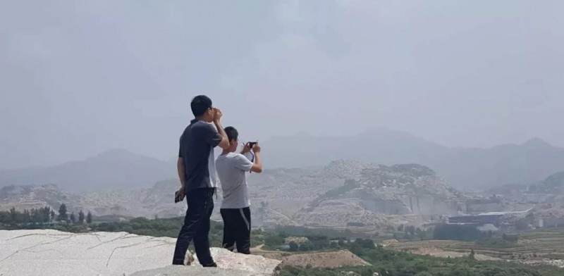 山東五蓮縣安監(jiān)局聘請(qǐng)安全專(zhuān)家對(duì)全縣136處花崗石廢料渣場(chǎng)進(jìn)行安全檢查