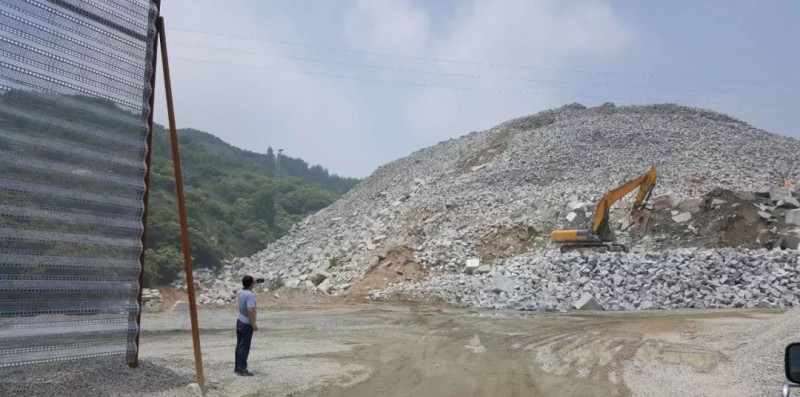 山東五蓮縣安監(jiān)局聘請(qǐng)安全專(zhuān)家對(duì)全縣136處花崗石廢料渣場(chǎng)進(jìn)行安全檢查