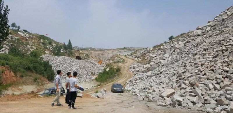 山東五蓮縣安監(jiān)局聘請(qǐng)安全專(zhuān)家對(duì)全縣136處花崗石廢料渣場(chǎng)進(jìn)行安全檢查