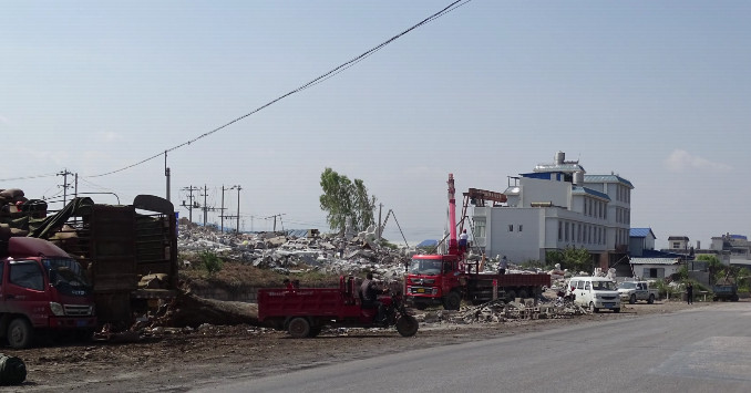 云南省石林縣國土局拆臨拆違,大多數(shù)違建戶從事石材、石雕、木材加工廠
