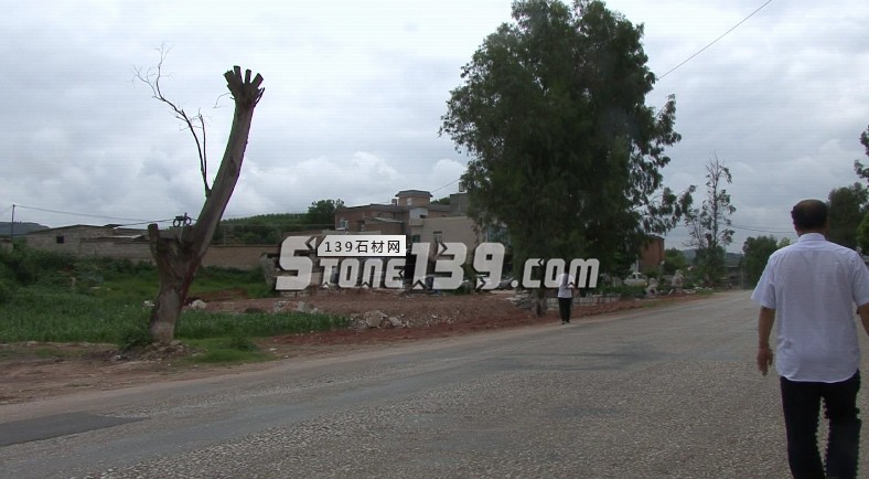 云南省石林縣國土局拆臨拆違,大多數(shù)違建戶從事石材、石雕、木材加工廠