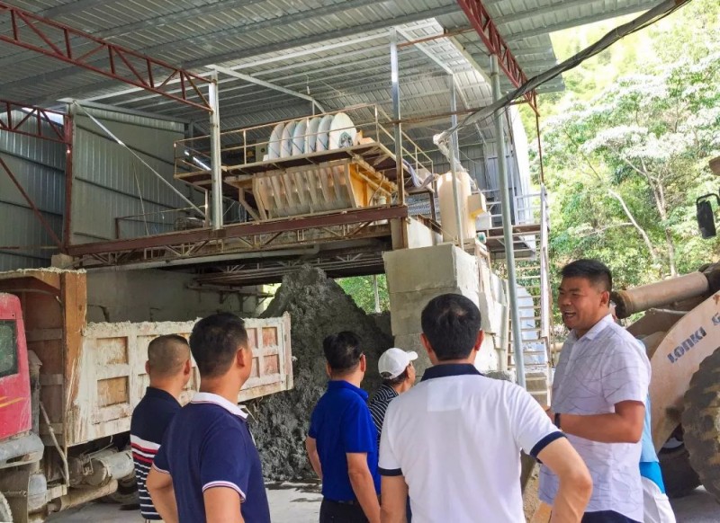 南安石材協會一行人參觀福建富強石材礦區