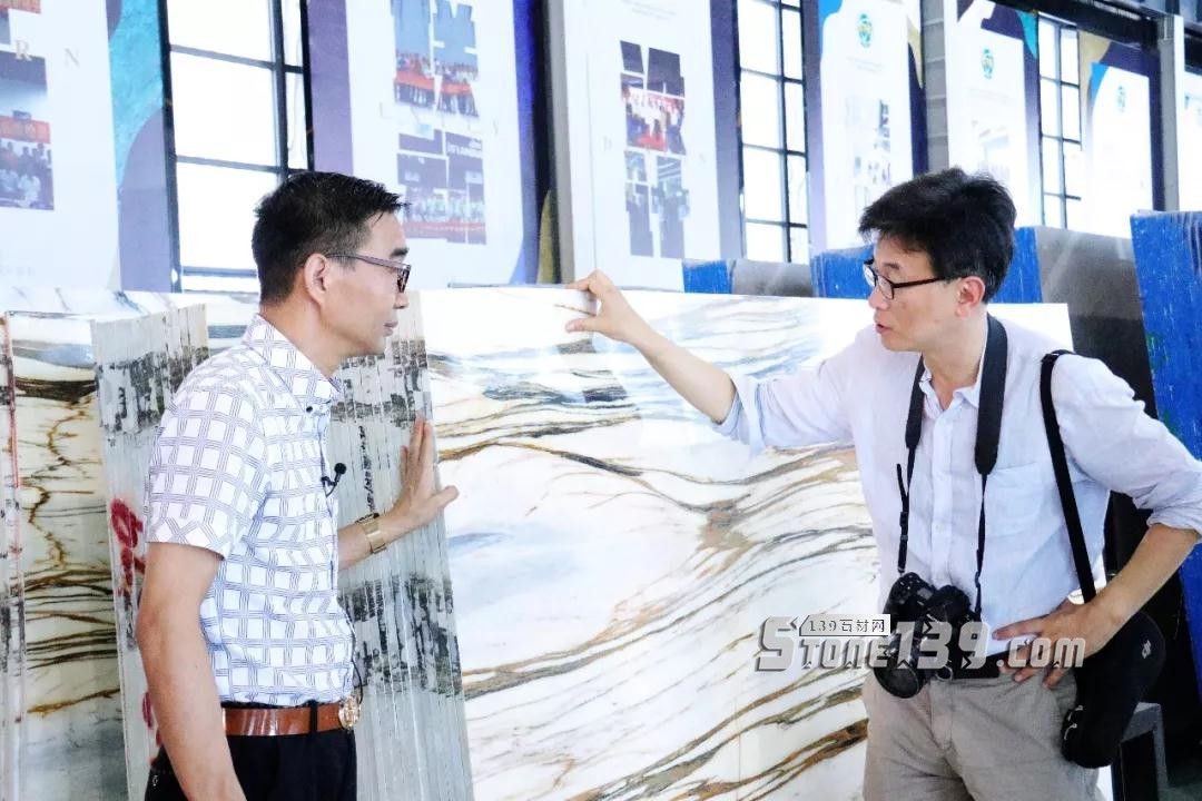 韓國KBS廣播電視臺一行蒞臨STA外貿多彩板倉拍攝報道 韓國電臺財富外貿多彩板倉現場