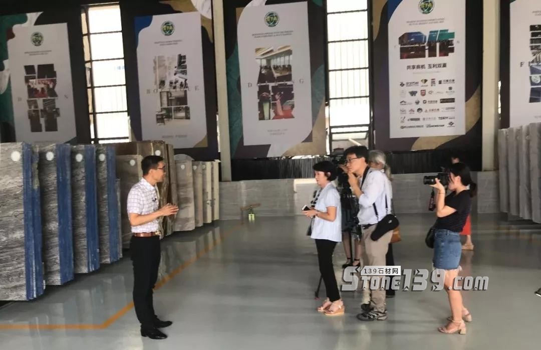 韓國KBS廣播電視臺一行蒞臨STA外貿多彩板倉拍攝報道 韓國電臺財富外貿多彩板倉現場