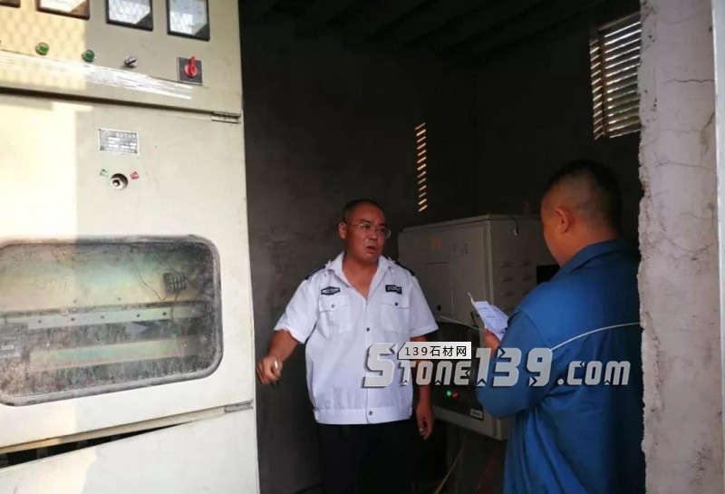 山東平邑縣環保局對違規石材加工戶執行斷電措施