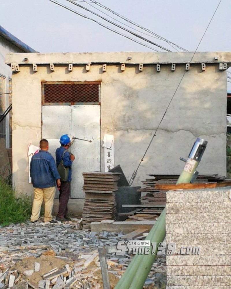 山東平邑縣環保局對違規石材加工戶執行斷電措施