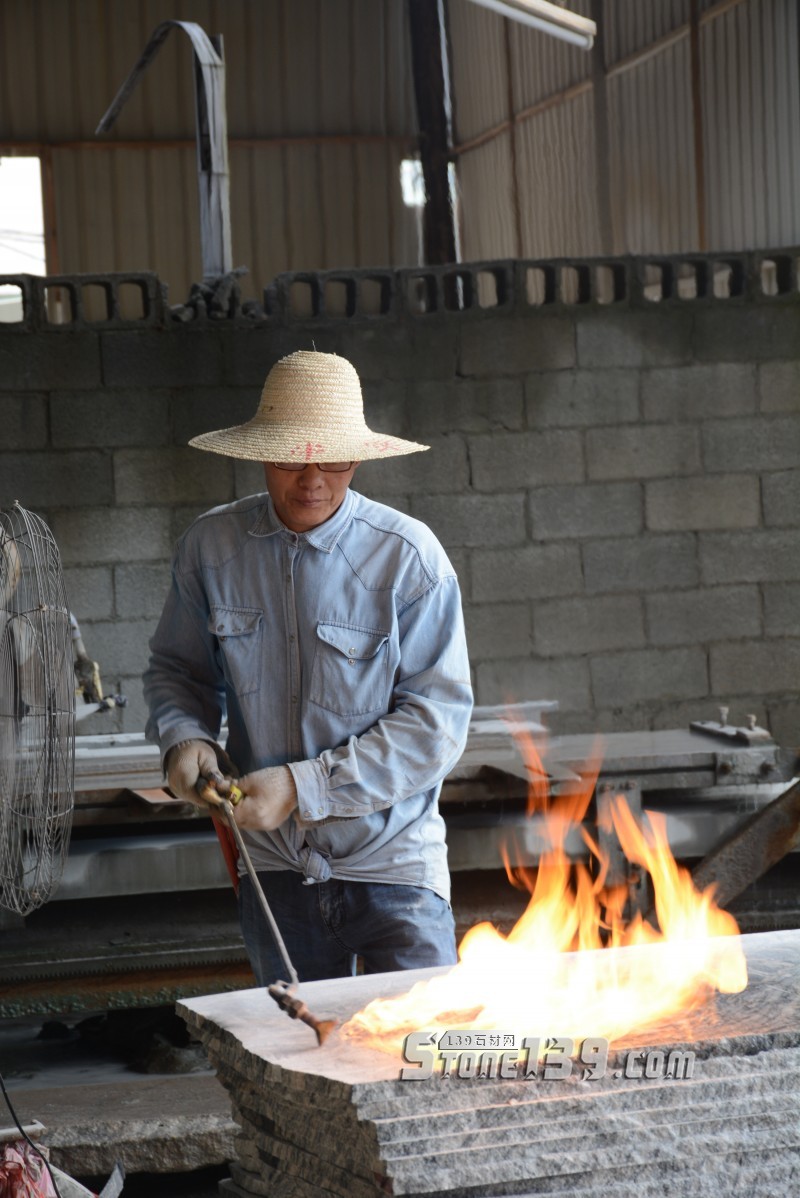 技術干貨 |石材火燒面平整度的具體操作方法,如何避免起波浪痕?