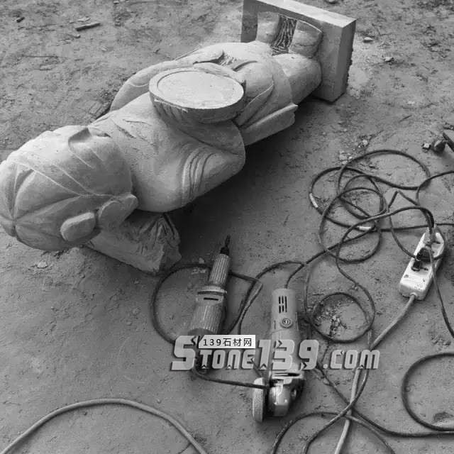 河北曲陽石雕工人工作現(xiàn)場照