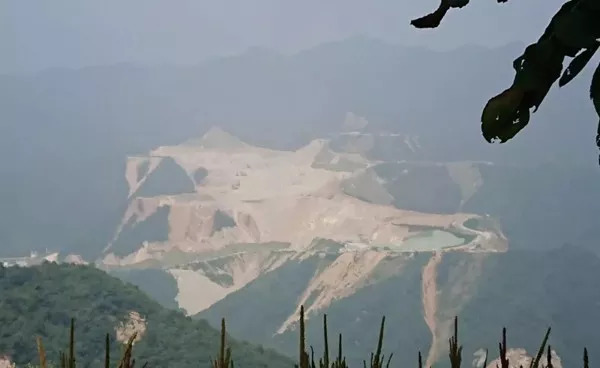 被停產的秦嶺“綠色礦山標桿”：正在給削平的山體覆蓋綠布