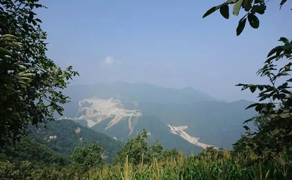 被停產的秦嶺“綠色礦山標桿”：正在給削平的山體覆蓋綠布