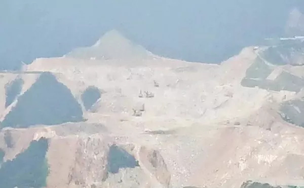 被停產的秦嶺“綠色礦山標桿”：正在給削平的山體覆蓋綠布