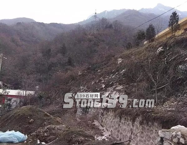 被停產的秦嶺“綠色礦山標桿”：正在給削平的山體覆蓋綠布