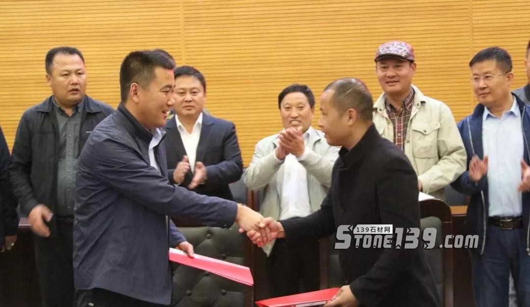內蒙古鑲黃旗舉行“廢棄石材下腳料及石粉綜合利用項目”簽約儀式 內蒙古鑲黃旗舉行“廢棄石材下腳料及石粉綜合利用項目”簽約儀式現(xiàn)場