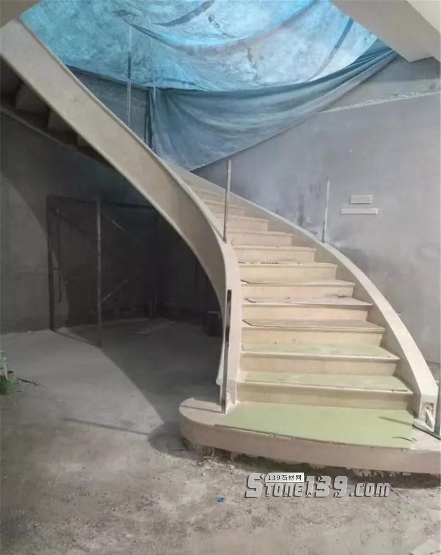 旋轉樓梯用石材裝飾的裝修施工現(xiàn)場 為什么旋轉樓梯一定要用石材?