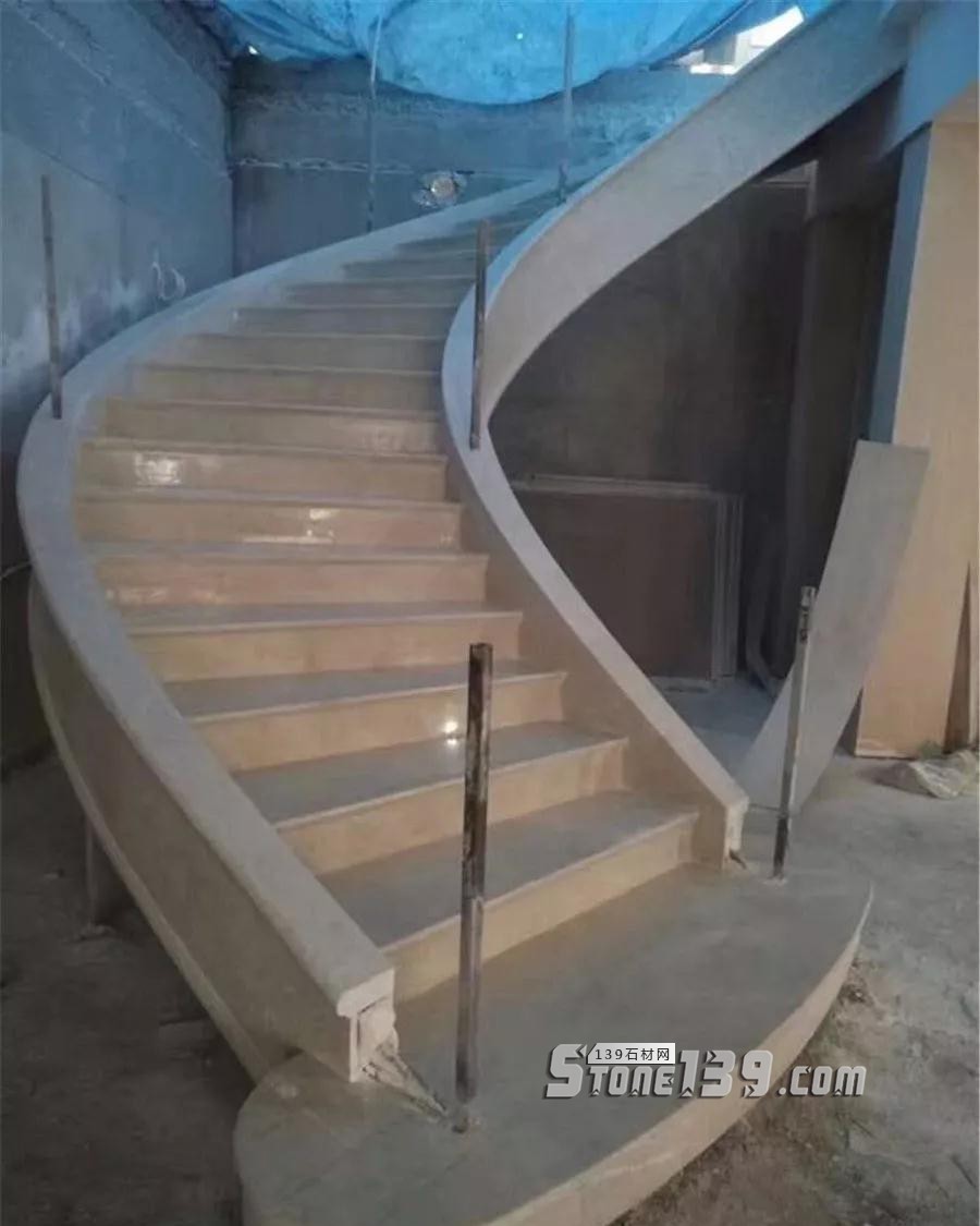 旋轉樓梯用石材裝飾的裝修施工現(xiàn)場 為什么旋轉樓梯一定要用石材?