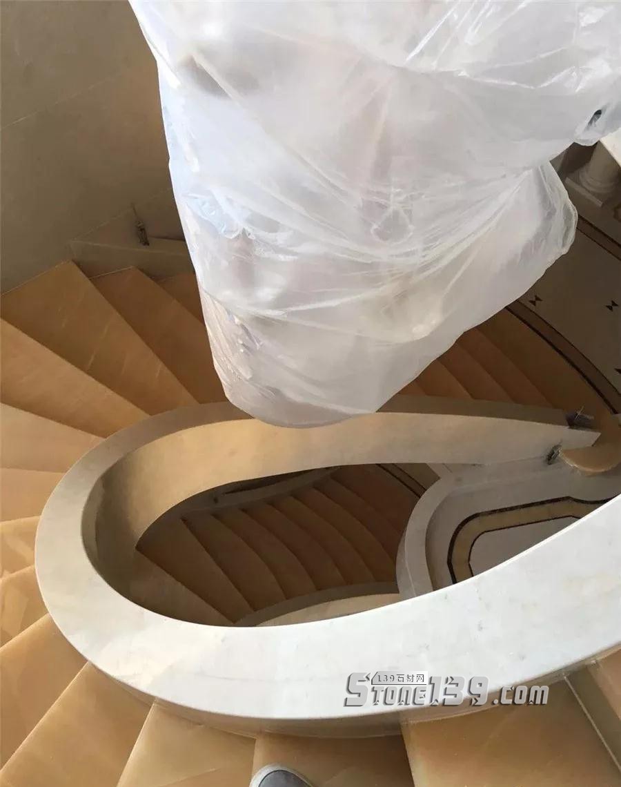 旋轉樓梯用石材裝飾的裝修施工現(xiàn)場 為什么旋轉樓梯一定要用石材?