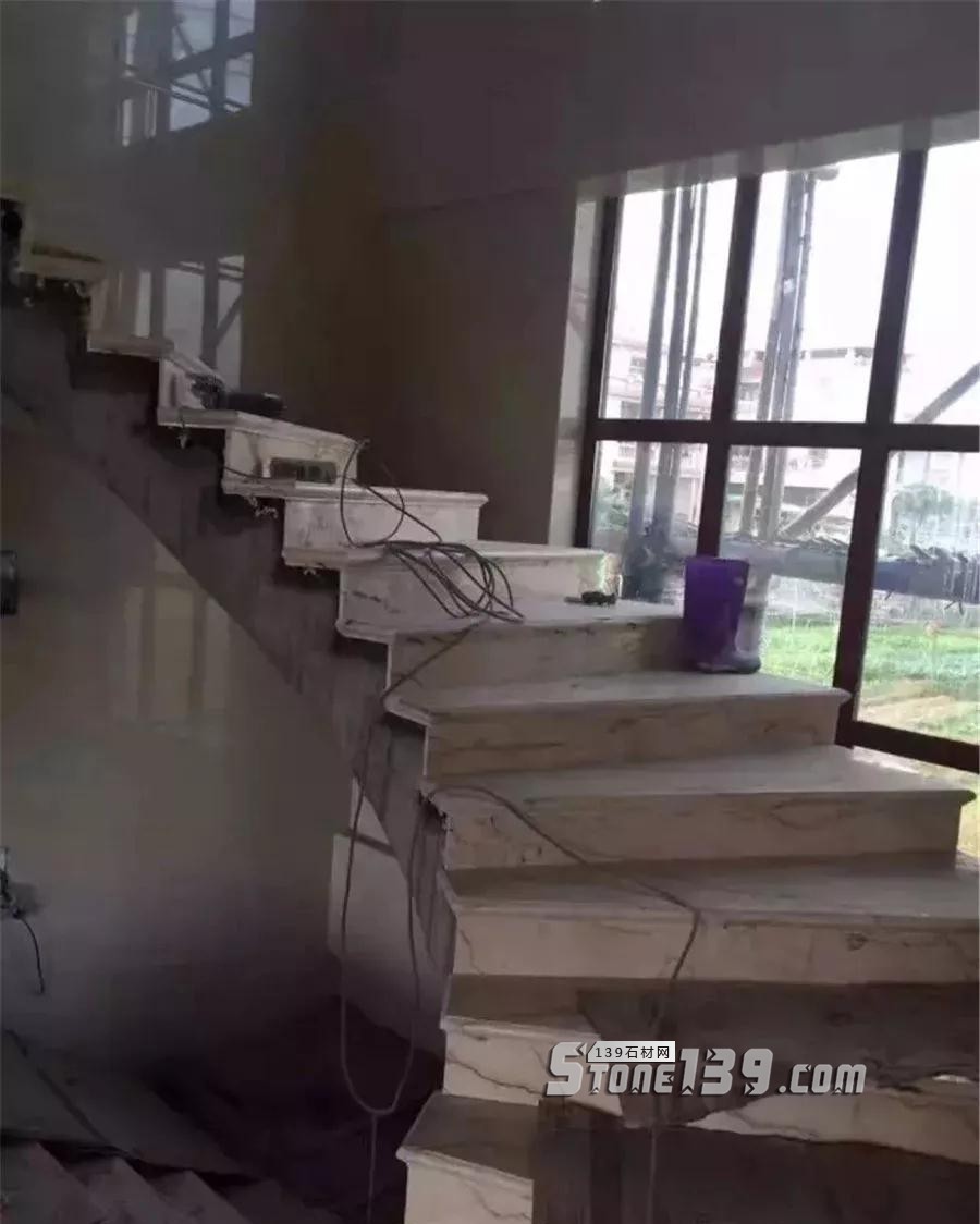 旋轉樓梯用石材裝飾的裝修施工現(xiàn)場 為什么旋轉樓梯一定要用石材?