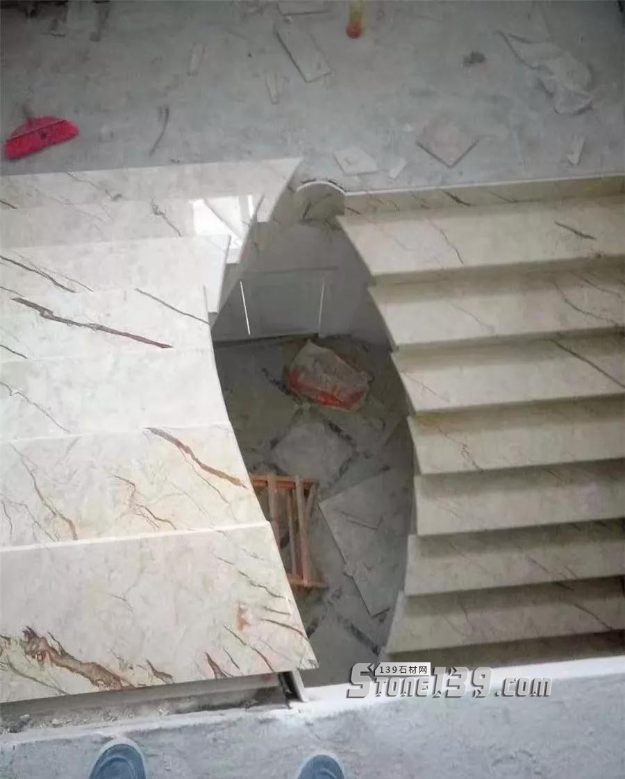 旋轉樓梯用石材裝飾的裝修施工現(xiàn)場 為什么旋轉樓梯一定要用石材?
