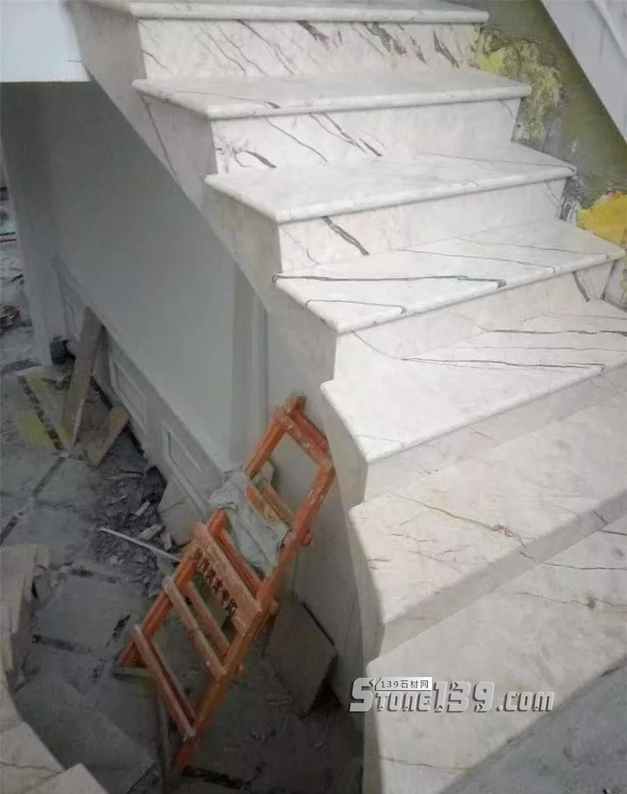 旋轉樓梯用石材裝飾的裝修施工現(xiàn)場 為什么旋轉樓梯一定要用石材?